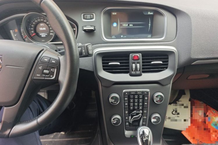 Used Volvo V40 2017 T3 Smart Edition Audio And AC Panel