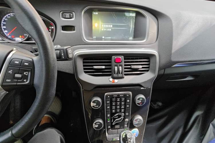 Used Volvo V40 2017 T3 Zhiyi Edition Audio And AC Panel