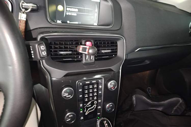 Used Volvo V40 2017 T3 Zhiyi Edition Audio And AC Panel