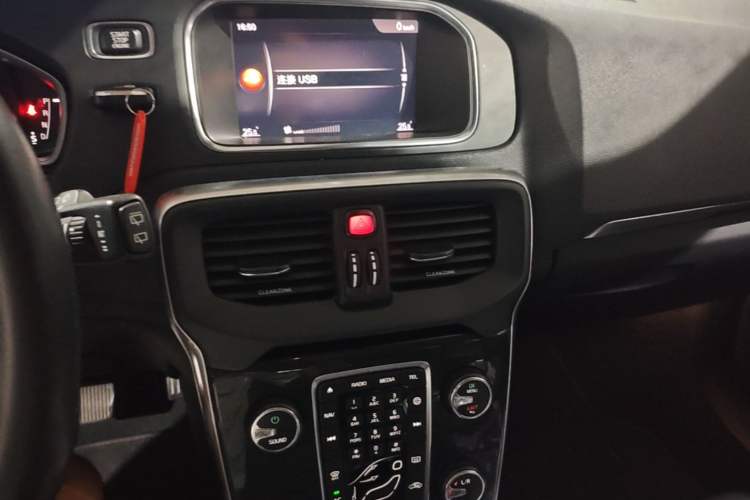 Used Volvo V40 2017 T3 Zhiyi Edition Audio And AC Panel