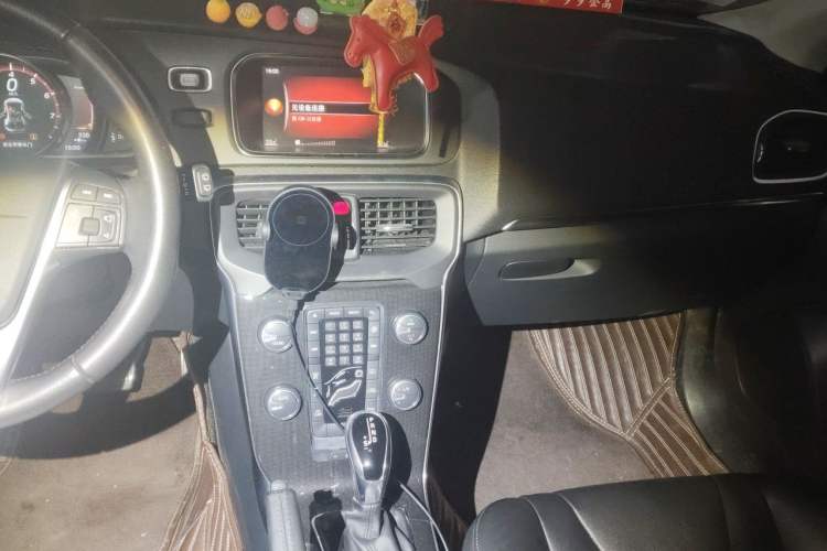 Used Volvo V40 2017 T3 Zhiyi Edition Audio And AC Panel
