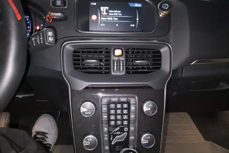 Used Volvo V40 2017 T3 Zhiyi Edition Audio And AC Panel