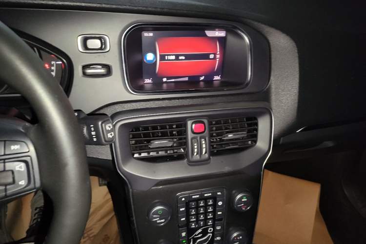 Used Volvo V40 2017 T3 Zhiyi Edition Audio And AC Panel