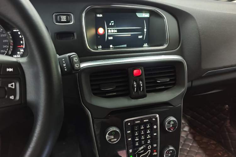 Used Volvo V40 2017 T3 Zhiyi Edition Audio And AC Panel