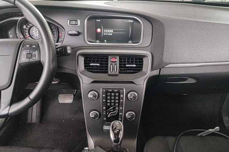 Used Volvo V40 2017 T3 Smart Edition Audio And AC Panel