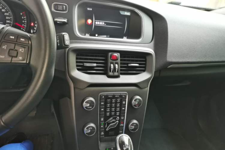 Used Volvo V40 2017 T3 Smart Edition Audio And AC Panel