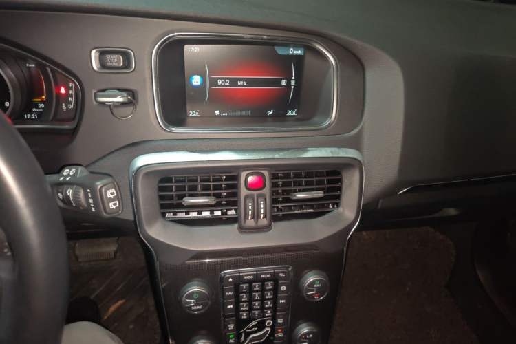 Used Volvo V40 2017 T3 Zhiyi Edition Audio And AC Panel