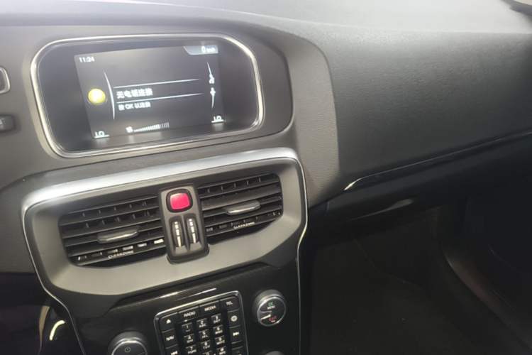 Used Volvo V40 2017 T3 Zhiyi Edition Audio And AC Panel