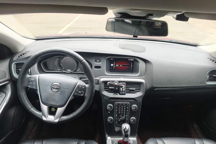 Used Volvo V40 2017 T3 Zhiyi Edition Center Console