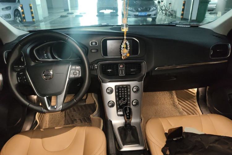 Used Volvo V40 2017 T3 Zhiya Edition Center Console
