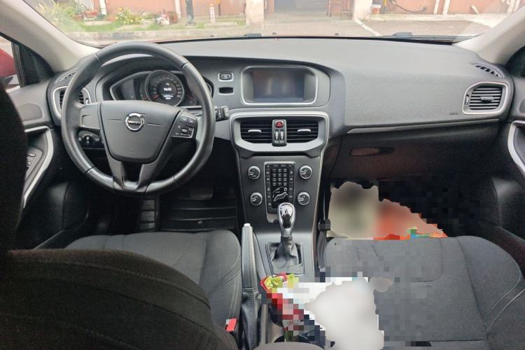 Used Volvo V40 2017 T3 Smart Edition Center Console