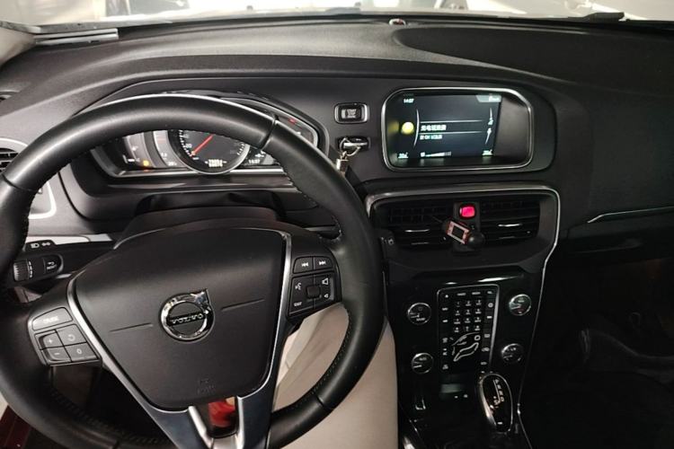 Used Volvo V40 2017 T3 Zhiyi Edition Center Console