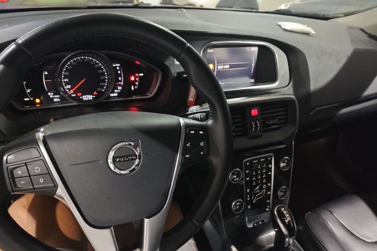 Used Volvo V40 2017 T3 Zhiyi Edition Center Console