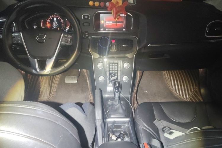 Used Volvo V40 2017 T3 Zhiyi Edition Center Console