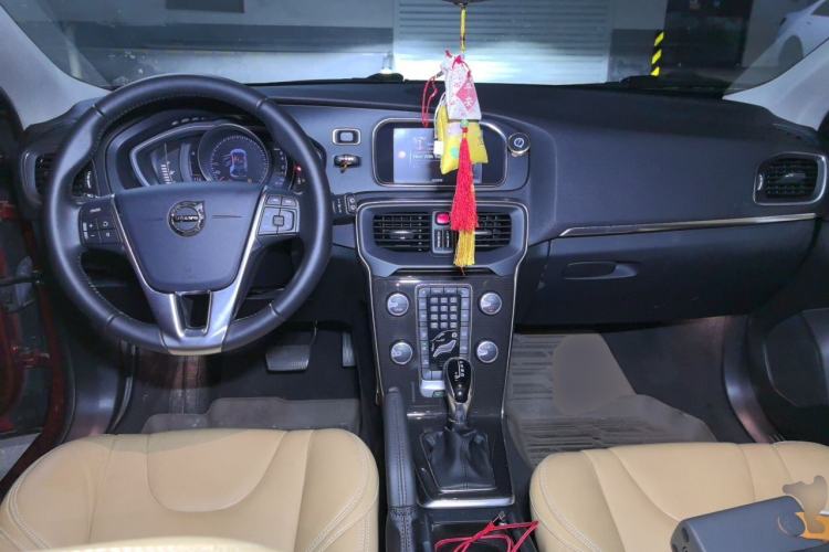 Used Volvo V40 2017 T3 Zhiyi Edition Center Console