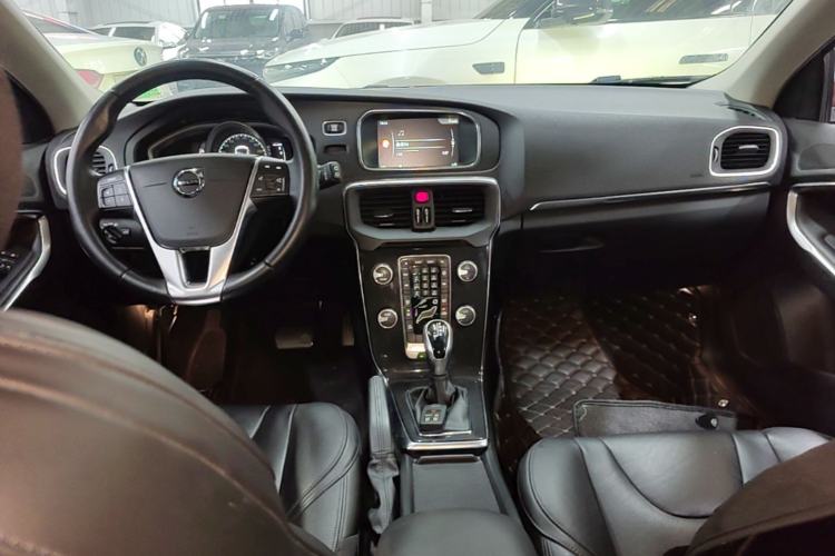 Used Volvo V40 2017 T3 Zhiyi Edition Center Console