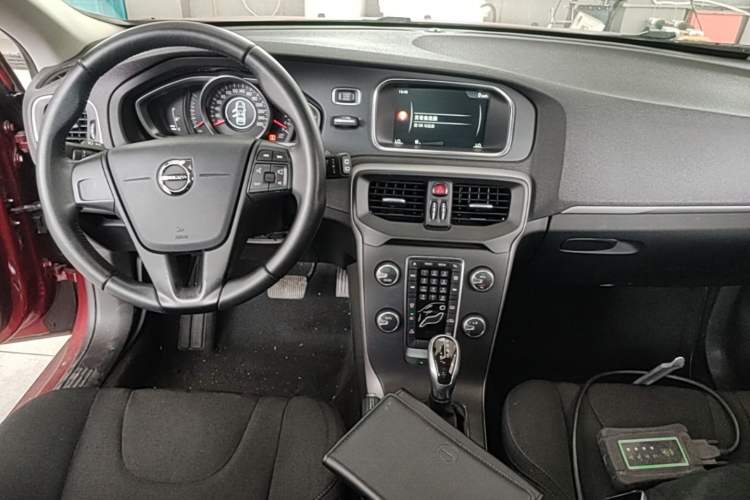 Used Volvo V40 2017 T3 Smart Edition Center Console