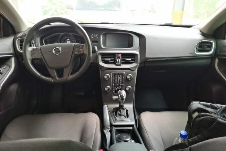 Used Volvo V40 2017 T3 Smart Edition Center Console