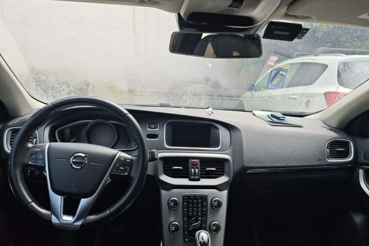Used Volvo V40 2017 T3 Zhiya Edition Center Console