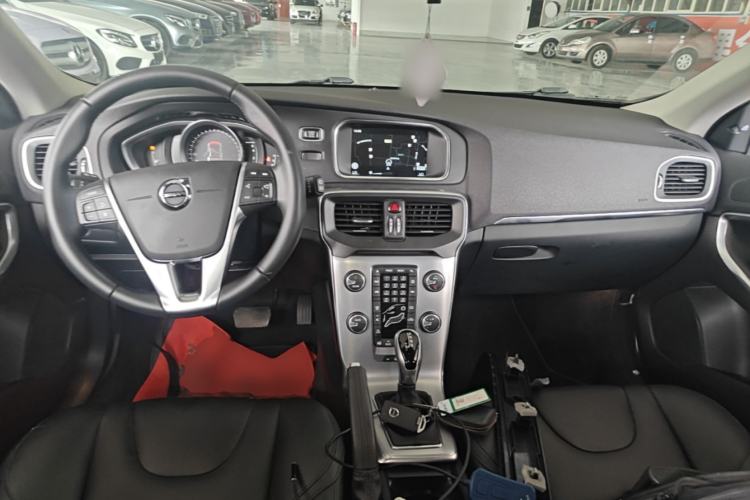 Used Volvo V40 2017 T3 Zhiya Edition Center Console