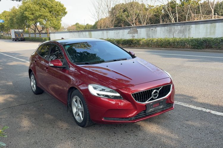 Used Volvo V40 2017 T3 Smart Edition Exterior 2