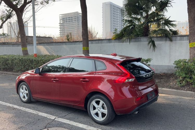 Used Volvo V40 2017 T3 Smart Edition Exterior 4