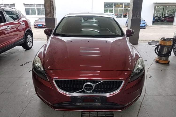 Used Volvo V40 2017 T3 Smart Edition Front