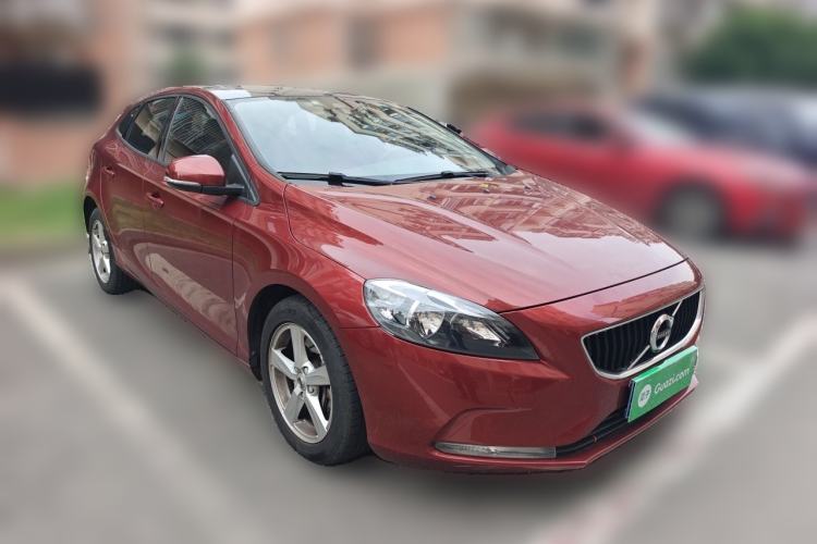 Used Volvo V40 2017 T3 Smart Edition Front Right 45 Deg