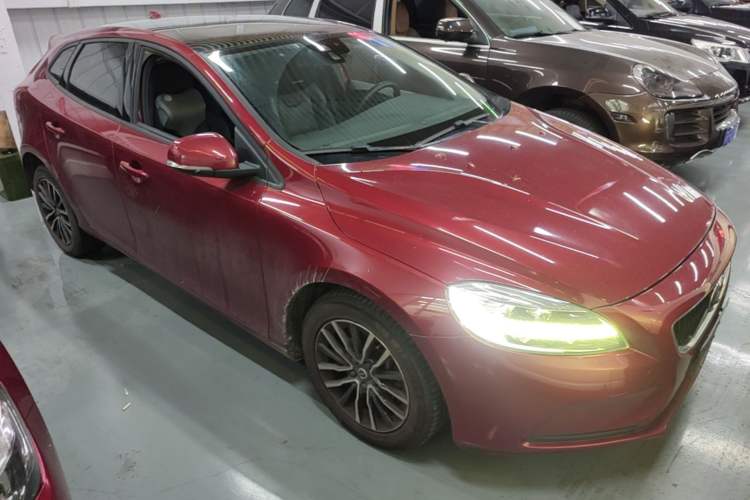 Used Volvo V40 2017 T3 Zhiyi Edition Front Right 45 Deg