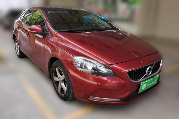 Used Volvo V40 2017 T3 Smart Edition Front Right 45 Deg
