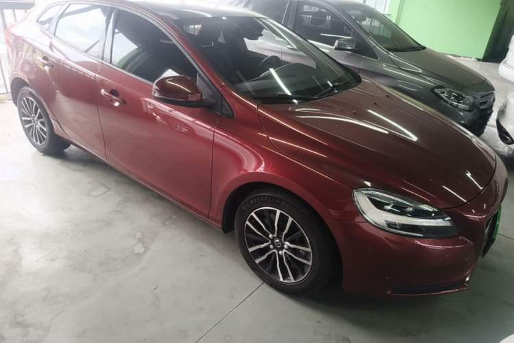 Used Volvo V40 2017 T3 Zhiyi Edition Front Right 45 Deg