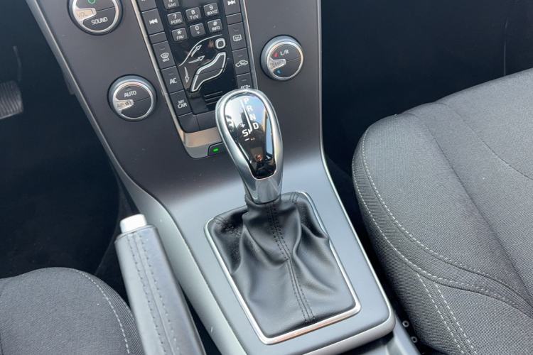 Used Volvo V40 2017 T3 Smart Edition Gear Lever