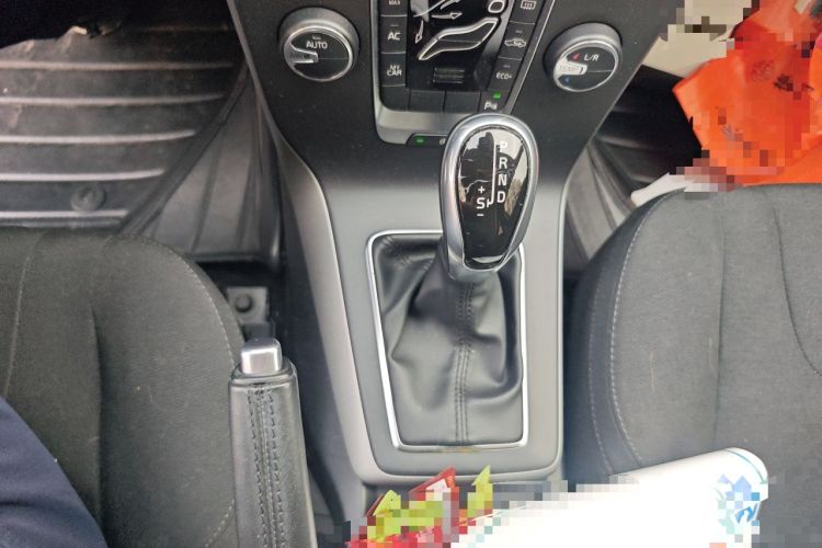 Used Volvo V40 2017 T3 Smart Edition Gear Lever