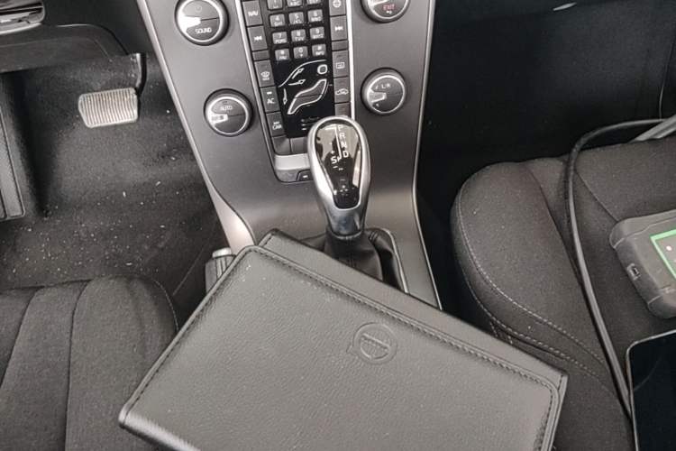 Used Volvo V40 2017 T3 Smart Edition Gear Lever