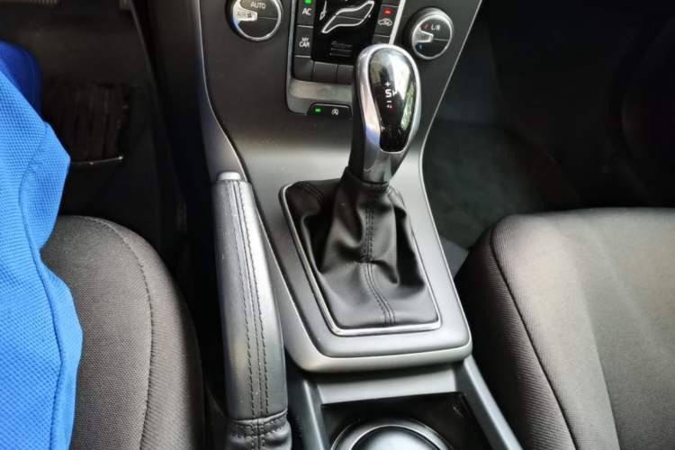 Used Volvo V40 2017 T3 Smart Edition Gear Lever