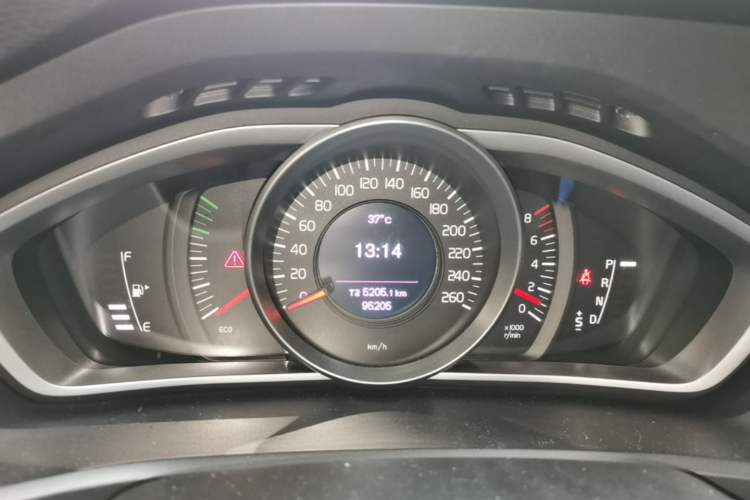 Used Volvo V40 2017 T3 Smart Edition Instrument Cluster
