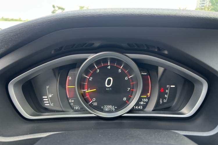 Used Volvo V40 2017 T3 Zhiyi Edition Odometer Close Up