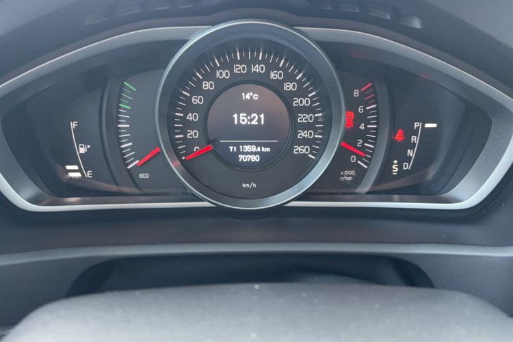 Used Volvo V40 2017 T3 Smart Edition Odometer Close Up