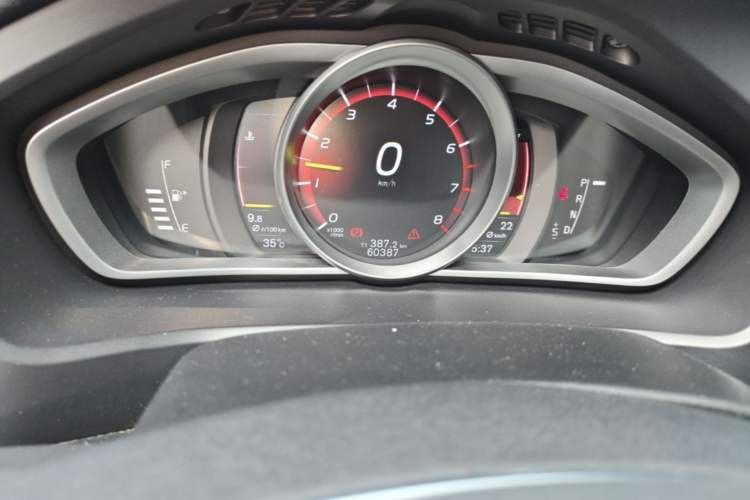 Used Volvo V40 2017 T3 Zhiyi Edition Odometer Close Up