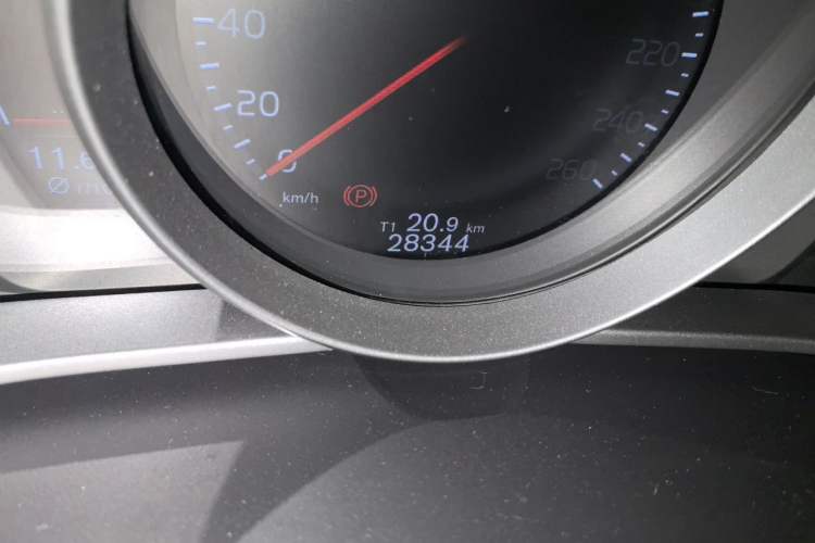 Used Volvo V40 2017 T3 Zhiyi Edition Odometer Close Up