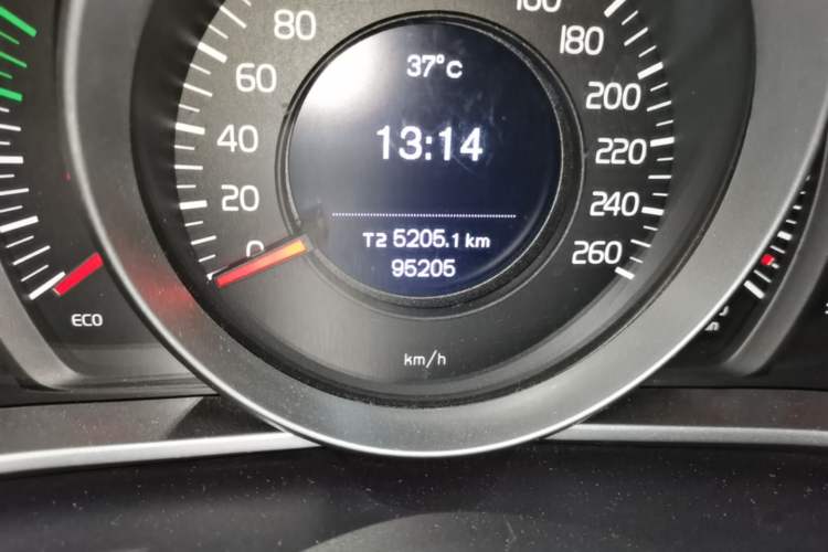Used Volvo V40 2017 T3 Smart Edition Odometer Close Up