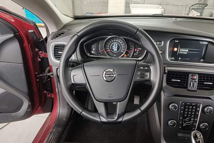 Used Volvo V40 2017 T3 Smart Edition Steering Wheel