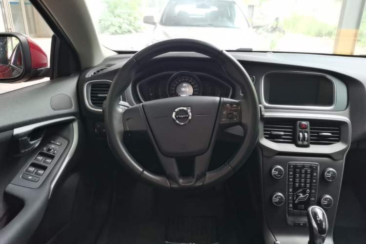 Used Volvo V40 2017 T3 Smart Edition Steering Wheel