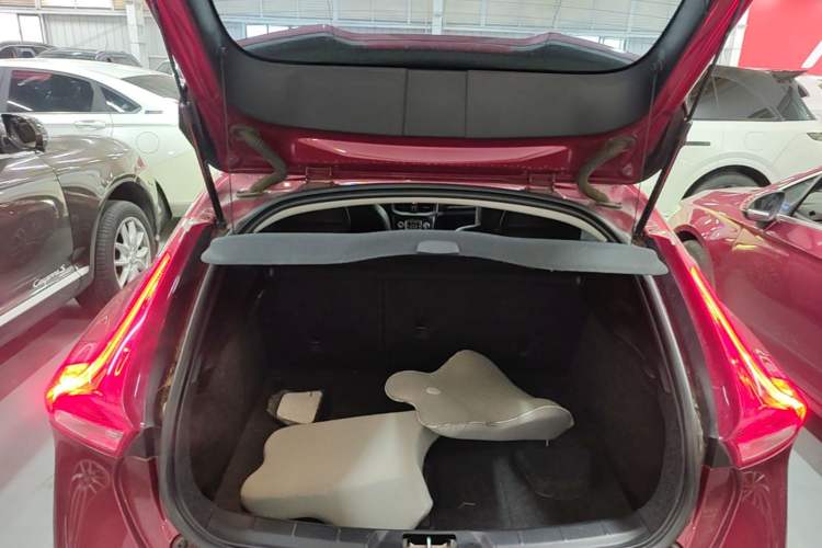 Used Volvo V40 2017 T3 Zhiyi Edition Trunk
