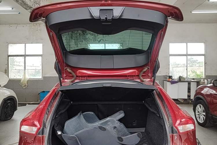 Used Volvo V40 2017 T3 Smart Edition Trunk