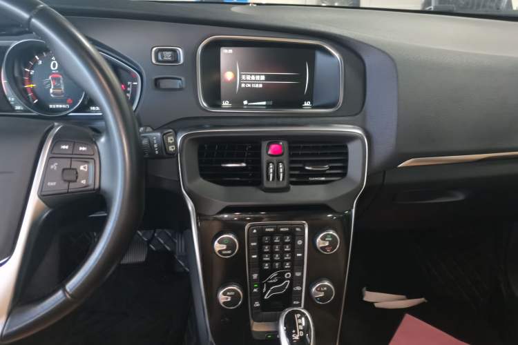 Used Volvo V40 2017 T3 Zhiyi Edition Audio And AC Panel