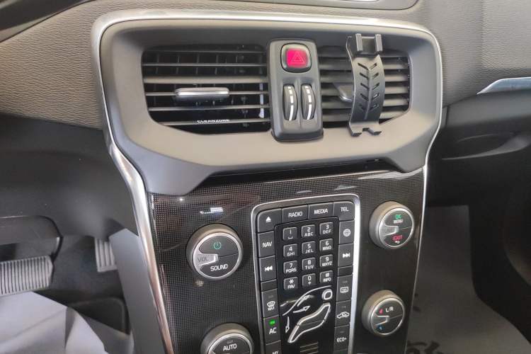 Used Volvo V40 2017 T3 Zhiyi Edition Audio And AC Panel