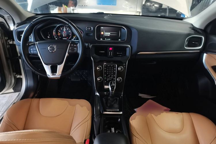 Used Volvo V40 2017 T3 Zhiyi Edition Center Console