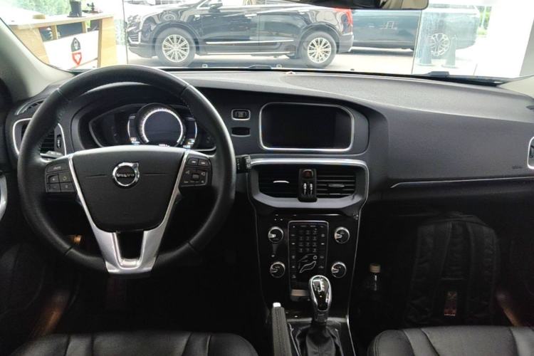 Used Volvo V40 2017 T3 Zhiyi Edition Center Console