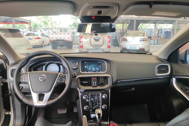Used Volvo V40 2017 T3 Zhiyi Edition Center Console